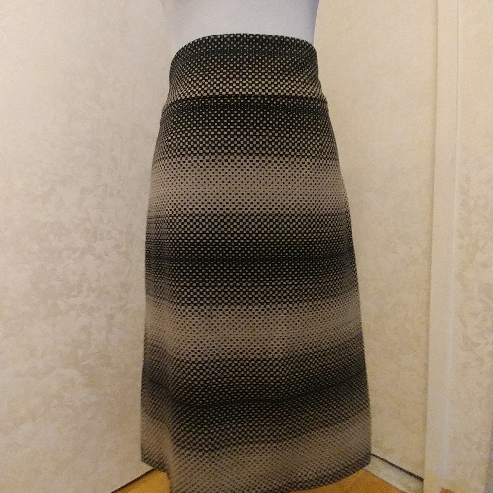 Pencil skirt with zip closure on the side